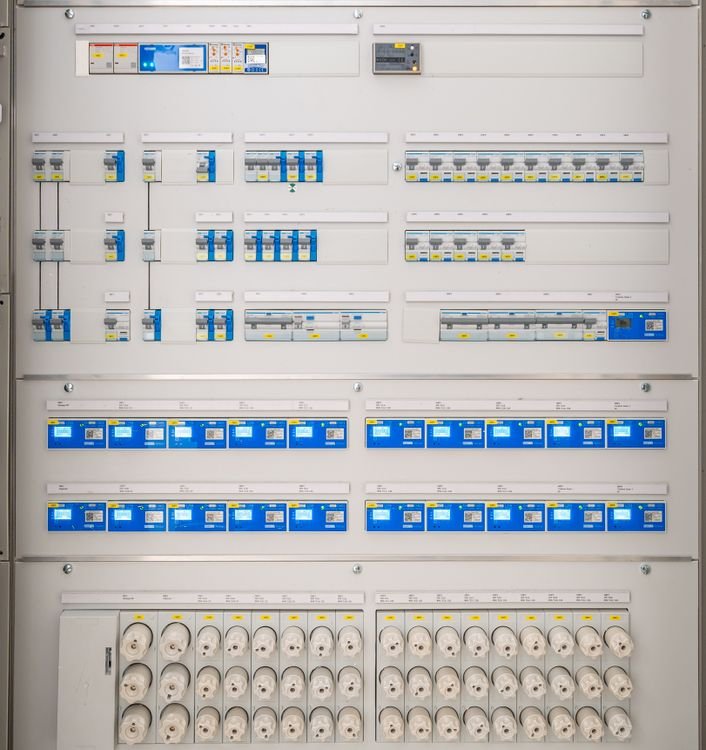Painel elétrico com disjuntores para distribuição de energia